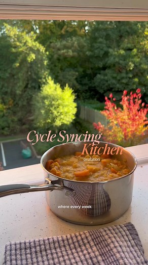 Welcome back to Cycle Syncing Kitchen and this week it’s ovulation 🧚🏻 This is when oestrogen peaks, energy is high, and the body benefits most from antioxidant-rich foods that support hormone metabolism and liver detoxification. Our five focus ingredients this week are kale, shrimp, pumpkin, butter beans, and sesame seeds. On the menu: • Pumpkin and kale soup with sesame seeds: cruciferous kale supports oestrogen metabolism, while pumpkin and sesame add antioxidants, magnesium, and calcium to