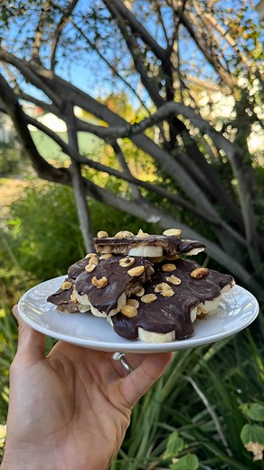 Joe Wicks | Healthy fun snack idea for you and the kids to make together 😍 Chocolate banana bark. Really tasty little treat. Ingredients: Banana... | Instagram