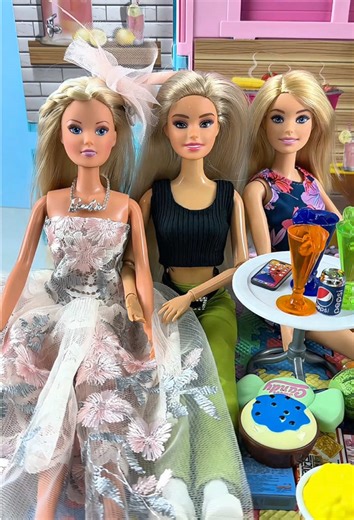 Barbie got all dressed up for the party.#barbiegirl #barbieandken #Barbiesdailylife #toys