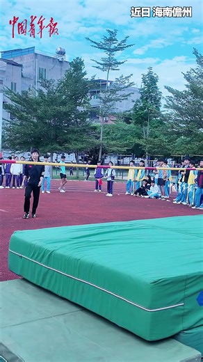 At the school sports meet, a boy took first place in the high jump using his own self-created technique! 🏅👏#ChinaStory #FunMoments | China News 中国新闻网