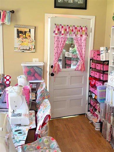 📸Spend the day with me ❤️ Grab your Pre-Cut Quilt kit here https://hometownquiltcompany.com/search?q=playroom #diy #beginnersewing #crafty #tamijones #sewing