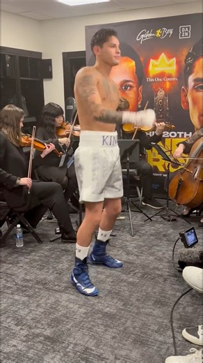 Not something you see everyday 😂 🎟️ Get your tickets now: bit.ly/the-ring-high-stakes The Ring: High Stakes l Exclusively on DAZN l Feb 21st in Las Vegas 🥊 | Ring Magazine