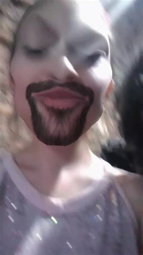 Videos de Mila Villegas (@mila.villegas87) con “sonido original - La chica random”