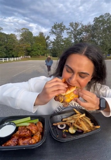 Moona eat that chicken #foodchallenge #foodtiktok #sisters | food tok