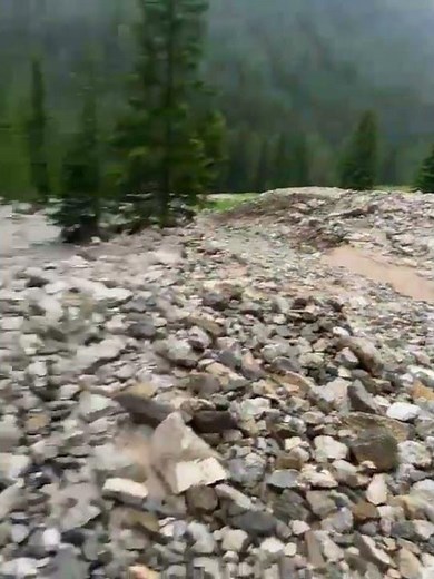 La frana interrompe la strada per il rifugio Contrin, sulla via per la Marmolada