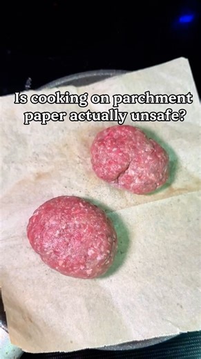 No splatter, clean stove — parchment paper hack! 🍳✨ #cookinghacks #kitchentips #lifehacks