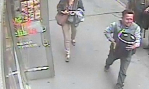 Opportunist thief steals pot of gold in New York – video