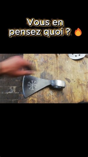 Je grave un symbole viking sur une hache ⚔️