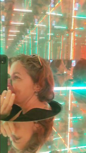 mirror box @ Illusion Museum