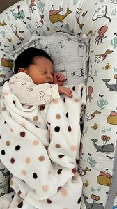 Jovana Jocic on Instagram: "Zdravo svete, ja sam Aleksej! Evo da vidite kroz sta sam sve prosao dok nisam dosao na svet 25.02.2025. Rodio sam se u 1:15h kad je i moja mama rodjena🙈 Bilo je to turbulentnih 10meseci, ali smo se ludo zabavljali, jer je moja porodica jedan mnogo dobar tim. Moj izlazak iz vodenog balona je tekao ovako: 24.01. mami krecu kontrakcije oko 2 popodne, ali ona odlucuje da igra fudbal sa sestrom kako slucajno ne bih ostao jos koji dan u mehuru (iako je meni ovde banja). Ce