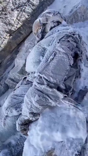 Over 300 climbers have died on Mount Everest since the early 1900s. It’s believed that around 200 bodies still remain, frozen where they fell. Many have become grim landmarks, guiding others toward the summit — and serving as a chilling reminder of the mountain’s danger. 🎯 Follow me for more mountain facts and survival tips. . . . #mounteverest #nepal #everest #mountains #himalayas #everestbasecamp #mountaineering #adventure #visitnepal #climbing #mteverest #trekking #himalaya #everesttrek #abd