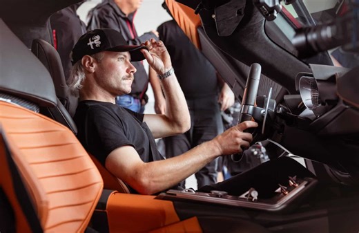 La fenomenale Alfa Romeo 33 Stradale alla prova di Bottas