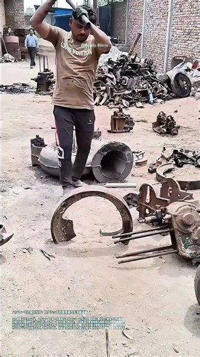 ハンマーで丸鋼を粉砕：スクラップ処理現場の手作業技術