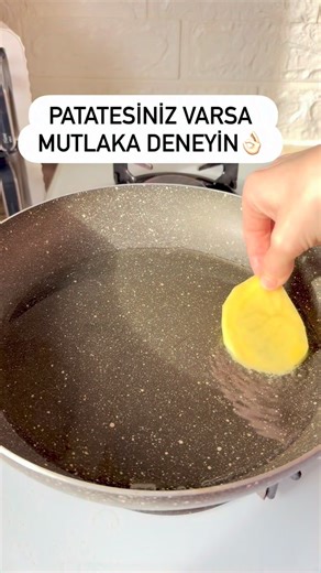 Seda Gençer on Instagram: "Kahvaltı Pizzası😍Videomu görenlerden yoruma bir kalp istiyorum ❤️Sizlere harika bir tarifle geldim mutlaka deneyin çok güzel oluyor 💃🥰Kahvaltıya mutlaka yapınn Kahvaltı pizzası Öncelikle bu tarifin püf noktası patatesleri kızarttıktan sonra ocağımızın altını tamamen kısalım kısık ateste pişsin 🌸 2 adet patatesi ince ince doğarayalım ve tuzlayalım. Tavaya biraz yağ alalım patatesleri önlü arkalı kızartalım.üzerine 2 adet yumurta ilave edelim,Yumurta çok az pişince r