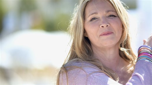 Hélène Rollès : pourquoi la star de "Hélène et les garçons" va chanter devant 800 millions de téléspectateurs en Chine