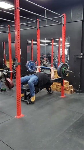 a very hard raw 350lbs bench press