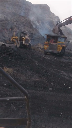 “OC Mine Grader Work – Road Leveling Power 💪”