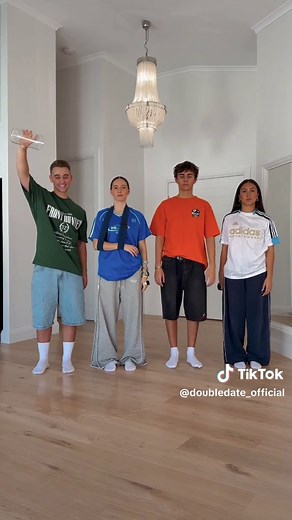 Divertido baile en grupo con amigos