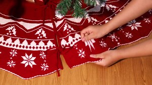 OurWarm Christmas Tree Skirt 60 Inch, Knit Red Tree Skirt with Poinsettia Pattern, Rustic Double-Sided Large Knitted Xmas Tree Skirt for Christmas Tree Indoor Holiday Party Christmas Decorations