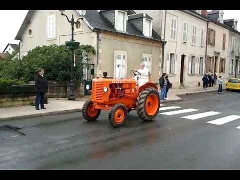 défilé vieux tracteurs a st amand montrond.