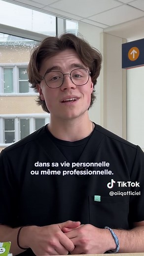 Antoine est de retour pour une 2e partie sur le Code de déontologie. 📘 Il y parle du respect des normes professionnelles et de l’importance de s’assurer d’être apte à exercer, le tout expliqué simplement et sans flafla. Il est habillé avec style grâce aux uniformes @garde_malade 🤝, qu’on remercie pour leur soutien. Étudiantes et étudiants en soins, cette offre est pour vous! Grâce à notre partenariat avec eux, profitez d’un rabais exclusif de 30 % sur les uniformes. Le lien vous attend en bio.