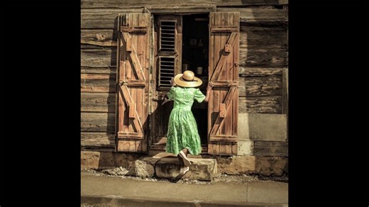 C'est la photo qui a suscité le plus de réactions, de partage, et d'émotion. Plus de 100 000 vues, c'est LE cliché qui a fait opérer un tournant dans ma vie de photographe, aujourd'hui, j'ai voulu la faire vivre, voici son Histoire ... «J'étais en discussion avec un homme,c'était une matinée ensoleillée, paisible, comme souvent sur Marie-Galante. Il me disait se souvenir d'une vieille dame sur Grand-Bourg qui vendait des vieux chapeaux et des confiseries . Il me racontait comment, petit, il alla