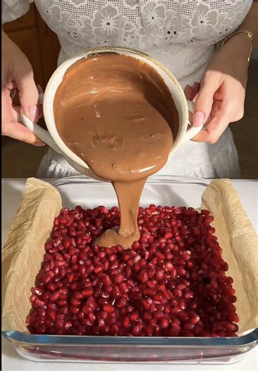 I Didn’t Know Pomegranate Chocolate taste this good — it disappears fast 🌟 🛒 Ingredients: • 2 cups pomegranate seeds — COMPLETELY DRY ❤️ • 10–11 oz (280–310 g) milk chocolate, chopped 🍫 (high-quality, short ingredients) • 1 tbsp pine nuts 🌰 • Pinch flaky sea salt 🧂 ⚠️ MOST IMPORTANT Seeds must be fully dry or chocolate won’t set. Wash → drain → pat dry → air-dry 10–15 min until dry to touch. 👩‍🍳 Instructions: 1️⃣ Line tray with parchment. 2️⃣ Spread dry pomegranate seeds. 3️⃣ Melt chocola