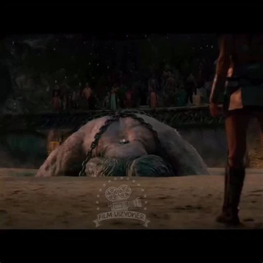 Film Vizyoner on Instagram: "Kaliteli Filmler için takip etmeyi unutmayın: @Filmvizyoner 🎬 #RedSonja Red Sonja, ünlü çizgi roman karakterinden uyarlanan ve klasik “kılıç ve büyü” tarzını modern sinema diliyle yeniden canlandıran aksiyon-fantastik bir epik macera filmidir. Eski filmden farklı olarak bu versiyonda Red Sonja’nın motivasyonu sadece intikam değil; kötü bir tiranın zulmüne karşı halkı kurtarmak ve özgürlüğünü geri kazanmak üzerinedir. İhanet, savaş ve ittifak temaları etrafında şekil