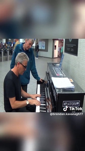 Old Man's Melody Gets Revamped At The Piano #piano #pianocover #cover #publicreaction #publicpiano