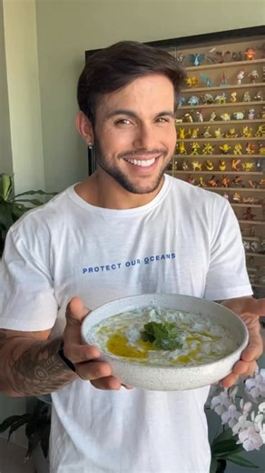 Jarlles on Instagram: "TZATZIKI VCS PRECISAM FAZER ISSO DAQUI! Já deixa aqui nos comentar quem vai ficar te devendo essa delícia. INGREDIENTES - 1 pepino japonês - Sal a gosto - 200g de iogurte grego (ou 2 potinhos de iogurte natural drenado) - 1 dente de alho - Ervas frescas a gosto (usei salsinha e hortelã… o mais tradicional é hortelã e endro dill) - Suco de meio limão - Azeite pra finalizar MODO DE PREPARO NO VÍDEO #receitas #receitasfaceis #receitasdojaja"