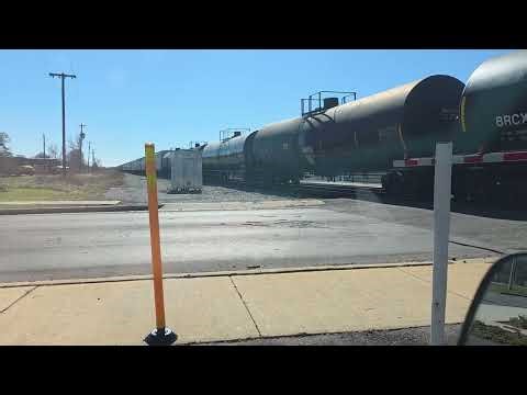 Capturing another CSX train in Decatur, CSX 8016