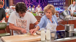 ¡Los nietos sorprenden a sus abuelos en la cocinas!