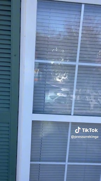 housewash window frame cleaning tip #pressurewash #pressurewashingbusiness #pressurewashing #softwash #