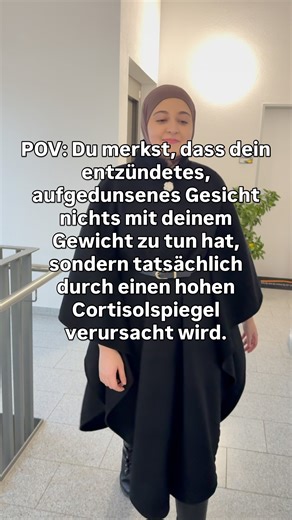 Celine Mansour | -20kg Endometriose | Detox Expertin 🌱 on Instagram: "Hier ist was du tun kannst: Viele Frauen denken zuerst: „Ich habe zugenommen.“ „Ich esse zu viel.“ „Ich mache etwas falsch.“ Dabei liegt die Wahrheit oft ganz woanders. Ein aufgedunsenes Gesicht, Wassereinlagerungen, Spannungsgefühl, unreine Haut – das hat sehr oft nichts mit Fett, sondern mit Stress zu tun. Mit einem Nervensystem im Dauer-Alarm. Mit Cortisol, das nie richtig runterfahren darf. Ich kenne das nicht aus Büchern