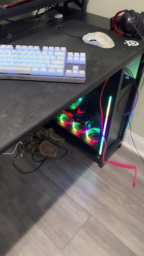 I built a new pc!#techtok #gamingsetup #gamingupgrade #pcsetups #astrotechtips