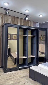 ▪️ موديل: ديكار ▪️ بــ: 158000 دج فقط ▪️ مع النقل والتركيب والسومي العادي مجانـاً البوف هديـة ▪️ غرفة نــوم 4 أبواب منزلقة ▪️ اللون أسود🖤 ▪️ خشب أحمر من الدرجة الأولى ▪️ خزانة 2.50م ▪️ سرير 1.90 / 1.60م - ▪️كابيطوناج ضد البقع قابل للمسح أيضا ♦️ ملاحظة: السعر بالسومي كوفري 168000 دج ♦️ لون السرير أو الكابيطوناج حسب اللون لي تحبوه ♦️ماطلة د30/ 20سم 18000دج —————————————————— ▪️ Modèle: DECAR ▪️158000Da ▪️Avec Livraison et Montage et Sommier simple Gratuits Pouf Cadeau ▪️Chambre 4 portes Coulissan