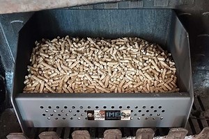 Cette invention permet de brûler des granulés de bois (pellets) dans une cheminée ou un poêle