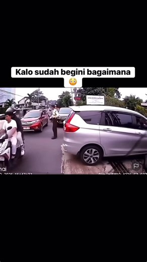 Jakarta Siana on Instagram: "Detik-detik seorang ibu pengemudi mobil menabrak mobil merah saat ingin mundur. Diduga karena kurang konsentrasi dan tidak memperhatikan situasi di belakang kendaraan. Penting untuk selalu cek spion dan area sekitar sebelum memundurkan kendaraan. . . Share Info bersama @jakarta.siana By DM, Tag Atau Mantion di Story! Jakarta siana, update informasi terkini Jakarta dan Indonesia! . . . #jakartaterkini #jakartainfo #infojakarta #jakarta #jakartabarat jakartaselatan jkt