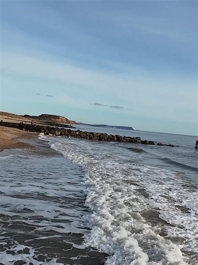 Flying around Southbourne Beach in Bournemouth #stunningdrone #drone #beach #bournemouth #fpv