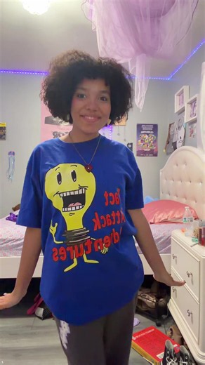 Idk why the design is so big but we ball!! Thank u @h0neyrachel for da shirt #prettygirlsareoscfans #factattackadventures #fyp #fitcheck #lipsync @Fact Attack Adventures 🧠
