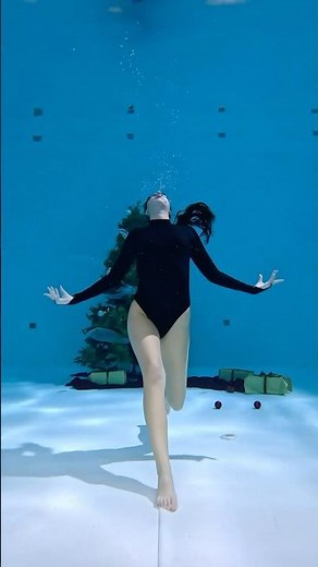Practicing Christmas Dances Underwater 💦 #underwater #dance #christmas