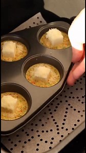 Pastelitos individuales de calabacín, brócoli y pimientos con mozzarella y parmesano Ingredientes (para 4-6 pastelitos medianos) • 1 calabacín mediano, rallado y bien escurrido • 1 taza de brócoli rallado o muy picado fino • 1/2 pimiento rojo rallado • 3 huevos grandes • 1/2 cucharadita de sal (ajustar al gusto) • 1/4 cucharadita de pimienta negra • 1/2 cucharadita de ajo en polvo • 4-6 cubos medianos de queso mozzarella bajo en grasa • 2-3 cucharadas de queso parmesano rallado (para espolvorear
