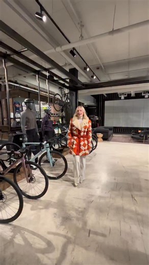 🗺️✨ WEST LOOP NEIGHBORHOOD GUIDE EP. 3 ✨🗺️ 📍 Follow @kalliekaiser for our WEST LOOP NEIGHBORHOOD GUIDE - your ULTIMATE resource for the perfect Randolph Street Market weekend!! 🚴‍♀️💫 EPISODE 3: SPECIALIZED CHICAGO - FULTON MARKET Located near Chicago’s iconic Lakefront Trail, Millennium Park, and The Bean, Specialized Chicago in Fulton Market is your go-to destination for top-tier cycling products and services!! Their store features a stunning display of Specialized heritage and cutting-edg
