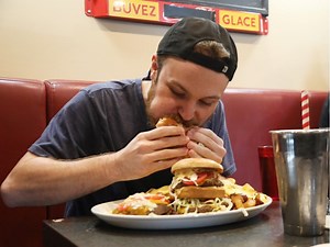 Darrien Thomas v. The Mac Daddy: Wellington Diner hosts professional eating challenge