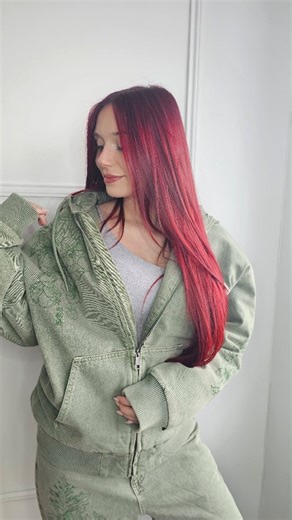 @franejoly on Instagram: "Celio x Hell’s Paradise pour la Saison 2 🔥 J’ai craqué pour l’ensemble, il est juste trop stylé 🥷 avec des détails brodés qui font la diff. Franchement, niveau qualité/prix, c’est top ! Merci à Celio pour cette collab de folie ✨ Sweats, t-shirts, ensembles, accessoires, pulls… il y en a pour toutes les saisons 💥 #Celio #HellsParadise #Crunchyroll #Outfit"