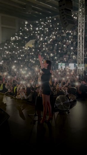 Ceca grmi pred 6.000 ljudi u Kraljevu: Skakala izuvena uz svoj hit!