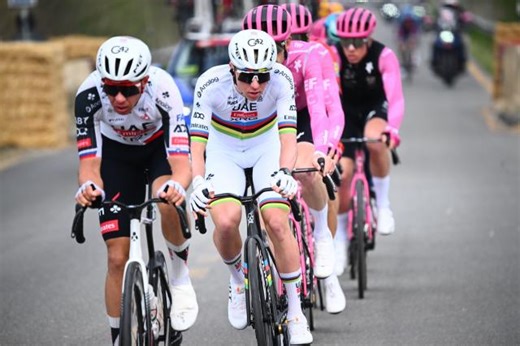 Tadej Pogacar part à la faute avant la Cipressa et emporte plusieurs coureurs, dont Wout Van Aert, dans sa chute sur Milan-San Remo