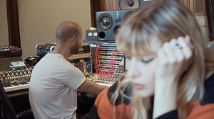 La session studio avec Damso c’était comme ça ✨ L’album Nonante-Cinq est dispo aujourd’hui partout, sur les plateformes, dans les magasins, il est à vous. https://Angele.lnk.to/nonantecinqFP J’espère vraiment que vous le kifferez autant qu’on s’est amusés a le faire ♥️ . Big Up à Tristan Salvati Damso @leritchies 🎥 Brice VDH | ANGELE