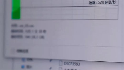 SSD固态硬盘M.2接口读取速度快，开机几秒搞定，文件传输效率高，日常办公娱乐流畅不卡顿，真是提升效率的好帮手。