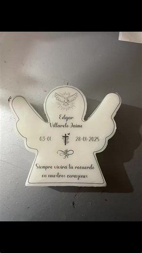 ✨🕊️ Un detalle que ilumina los recuerdos más especiales 🕯️✨ Personalizamos esta hermosa vela en forma de ángel, creada especialmente para rendir homenaje y mantener viva la memoria de alguien muy querido. 🤍 Cada pieza es diseñada con dedicación y respeto, cuidando cada detalle Sabemos que hay momentos que merecen un detalle único y lleno de significado. Por eso, transformamos tus ideas en un recuerdo que ilumine el corazón. 🕯️ Realizamos personalizaciones para cualquier ocasión especial. Env